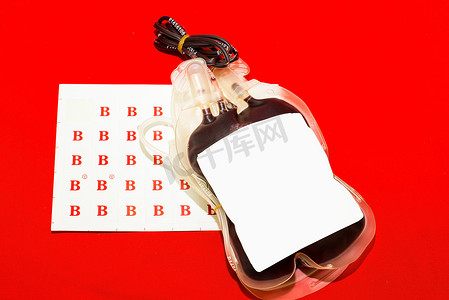 血浆袋摄影照片_关闭 B 组血液和血浆袋