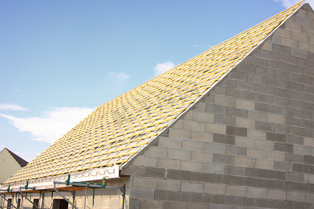 建设完工摄影照片_建设中的房子与木屋顶结构