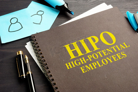 高潜力 (HIPO) 员工在办公桌上预订。