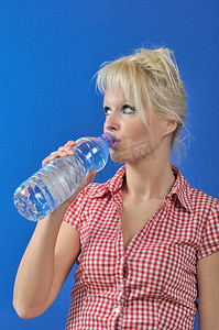 女性喝水摄影照片_金发女人喝水