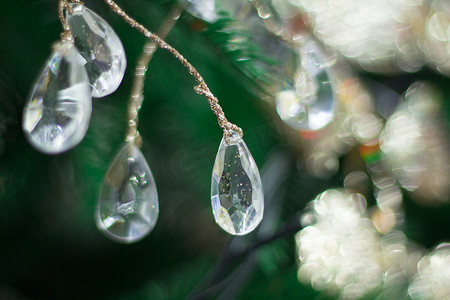 金色钻石摄影照片_圣诞树背景与明亮的钻石和金色装饰品