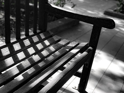 带日光和阴影的黑白花园木凳