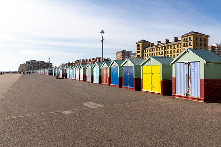 英国布赖顿海滨大道上色彩缤纷的海滩小屋