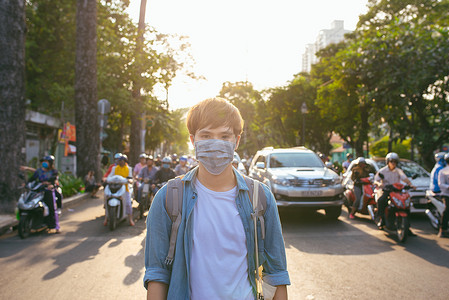 街上戴着防护面具的亚裔男子