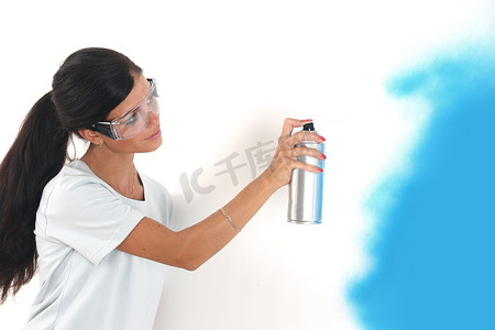 空气能背景摄影照片_女人粉刷墙壁