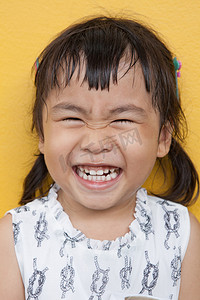亚洲 4 岁的笑脸显示出良好的健康牙齿，快乐