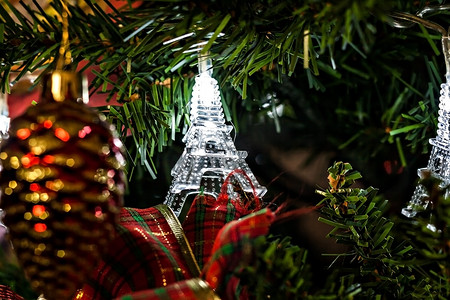 埃菲尔铁塔装饰摄影照片_埃菲尔铁塔圣诞树上的圣诞花环