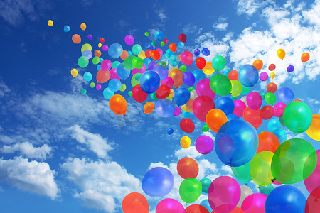 蓝天上的彩色气球