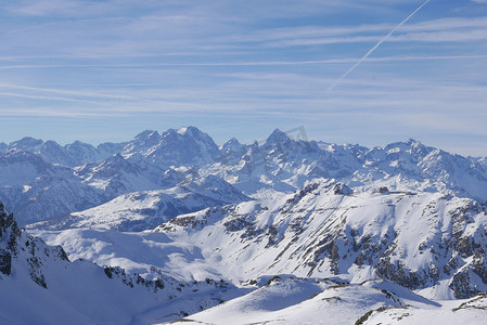 冬季阿尔卑斯山高处蒙热维尔的雪景