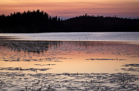 风景秀丽的北萨斯喀彻温省山猫湖的黎明