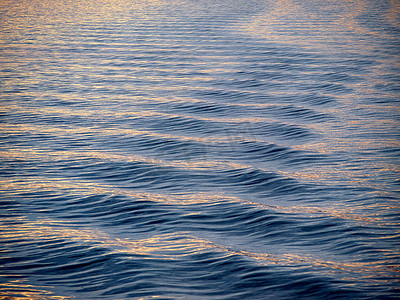 海面波纹背景摄影照片_海面蓝色波纹波浪