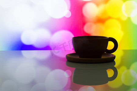 彩色散景背面剪影咖啡杯的水平照片