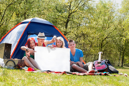 扎啤广告摄影照片_露营的青年人有一个空的招牌