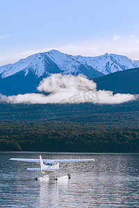 淡水湖摄影照片_水上飞机漂浮在淡水湖上反对美丽的谅解备忘录
