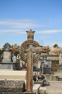 坟墓上的十字架装饰品
