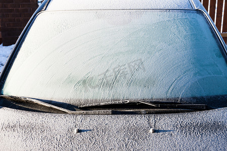 完全覆盖的汽车挡风玻璃上的霜