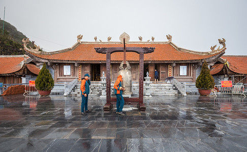 黄帝的传说摄影照片_Fansipan 传说顶部的寺庙与金钟
