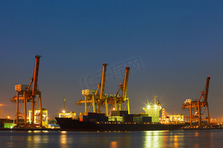 货运码头摄影照片_货运集装箱商业船的美丽灯光与船