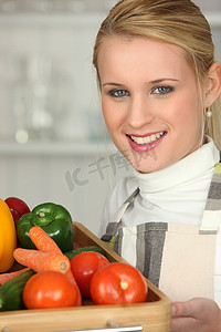 拿着一盘新鲜蔬菜的年轻女人