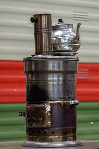 热水壶装饰摄影照片_与开火的古老俄国茶炊。