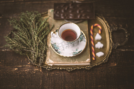 水平木桌上放着模糊的香草和巧克力的茶具