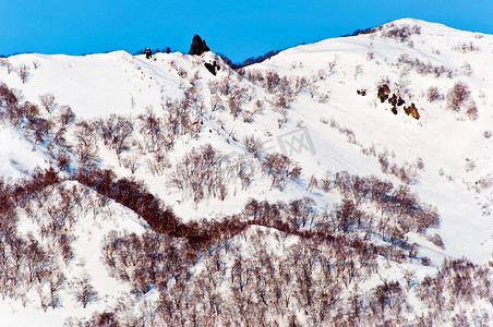 下雪感冒摄影照片_雪山