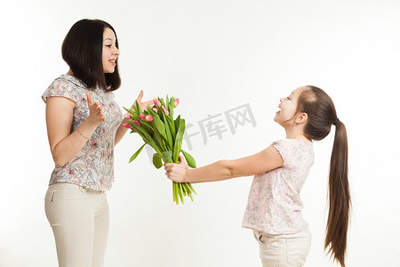 女孩给妈妈一束花