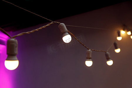 铜线灯串摄影照片_灯花环，灯串上的灯泡。