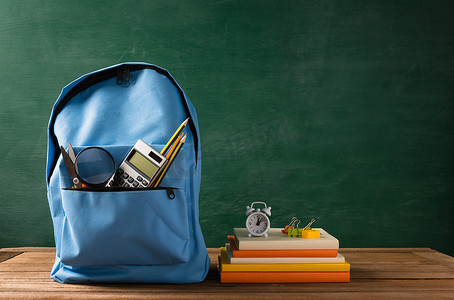 书包背前面摄影照片_时髦的书包背包和文具的前面