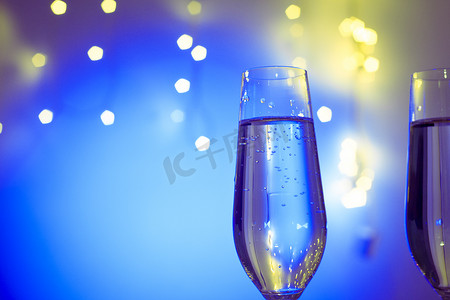 气氛金色摄影照片_黑色暗光背景上带金色气泡的香槟长笛，圣诞气氛