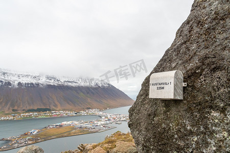 邮筒logo摄影照片_冰岛西峡湾 Naustahvilft The Troll Seat 邮筒安装在顶部