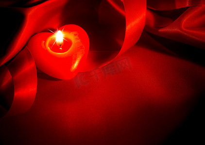 红色丝绸边框边框摄影照片_情人节心形蜡烛和红色丝绸边框设计