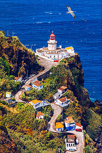 葡萄牙亚速尔群岛圣米格尔岛 Nordeste 的 Ponta do Arnel 灯塔的壮观景色。