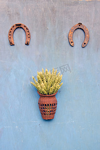 两个幸运符号马蹄铁和墙上挂着麦穗的篮子