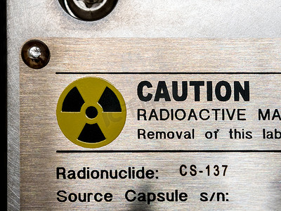 铭牌上的辐射警告标志和机械包含