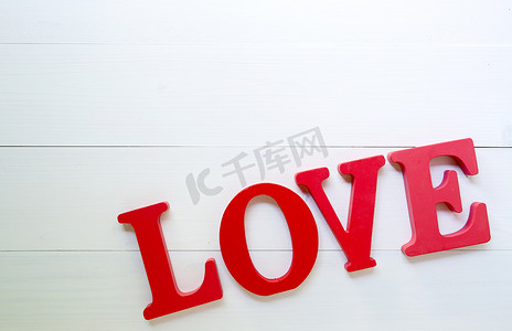 文字love摄影照片_Word LOVE 木制文字复古木桌复古色调，