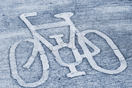 线条指示摄影照片_自行车路标。