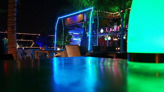热带海滩俱乐部酒吧在晚上