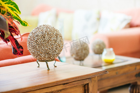 现代家庭室内客厅细节贝壳球在桌面工艺品对象上