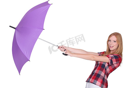 工作室背景下带伞的快乐小女孩