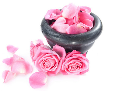 粉色玫瑰花瓣摄影照片_白色容器中的玫瑰和玫瑰花瓣