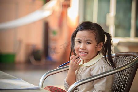平安喜乐万事皆顺摄影照片_可爱的亚洲孩子的露齿笑脸在家里幸福