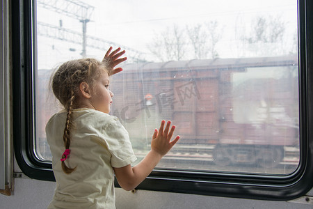 有意思的摄影照片_女孩从火车车厢的窗户望向远方
