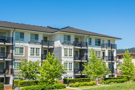 加拿大不列颠哥伦比亚省阳光明媚的日子里全新的低层公寓楼。