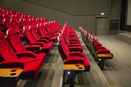 2019 年 3 月 8 日，乌克兰布罗瓦里，空荡荡的电影院里有一排红黑的座位