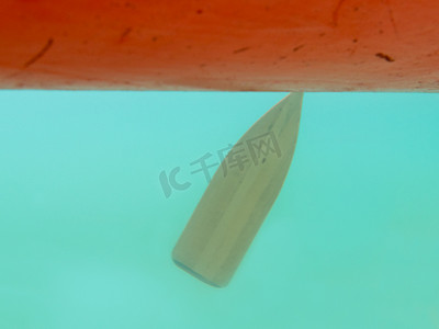 从水下漂浮的红色独木舟