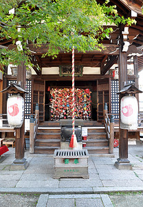 清水寺摄影照片_通往清水寺的街道上的小寺