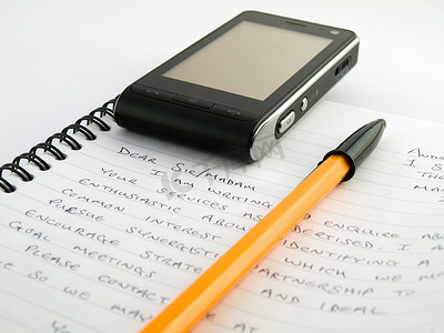 联系人手机摄影照片_用 Pen Biro 圆珠笔和手机 Ph 手写的信