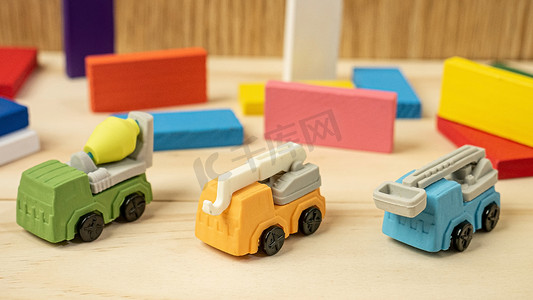 用于财产和建筑故事的多色卡车拼砌玩具