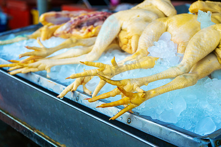 冰柜上的亚洲黄鸡尸体